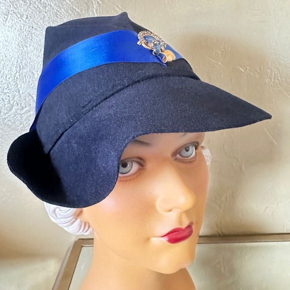CLASSIC 1930s' NAVY CLOCHE WITH ROYAL BLUE BAND/BOW + JEWEL BROOCH